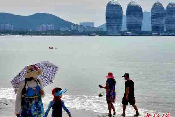 三亚海滩日渐热闹 市民游客乐享冬日暖阳